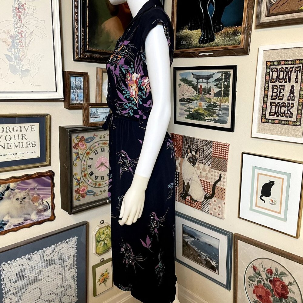 80s Vintage Black and Purple Floral Crepe Cap Sleeve Midi Shirt Dress Size S - Picture 2 of 7
